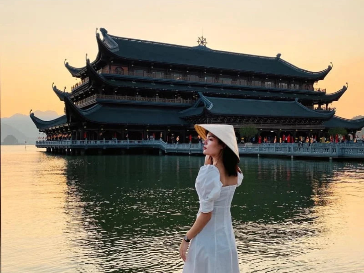 Chùa Tam Chúc vừa trang nghiêm, vừa nên thơ