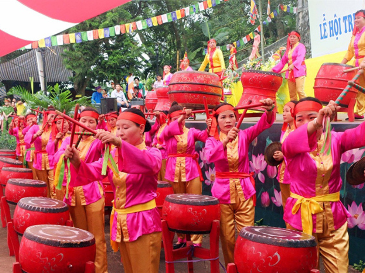 Trải nghiệm không khí rộn ràng tại lễ hội chùa Long Đọi Sơn