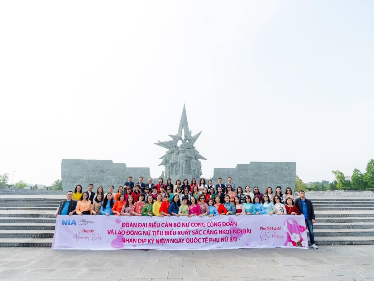 Các cán bộ nữ chụp ảnh kỷ niệm tại tượng đài 10 cô gái Lam Hạ