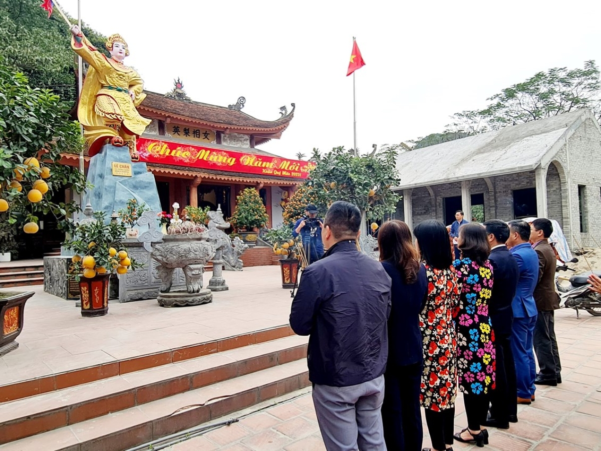 Du khách ghé thăm và dâng hương tại Đền thờ nữ tướng Lê Chân