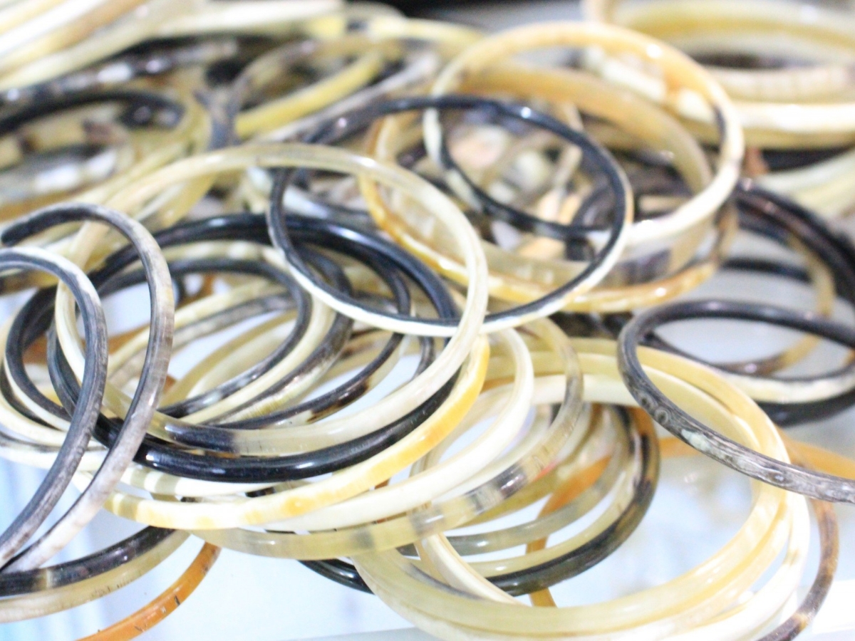 Các loại vòng tay được làm từ đôi bàn tay khéo léo của nghệ nhân làng sừng mỹ nghệ Đô Hai