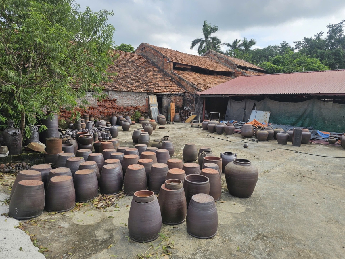 Ghé thăm làng gốm Quyết Thành và lắng nghe câu chuyện của các nghệ nhân.