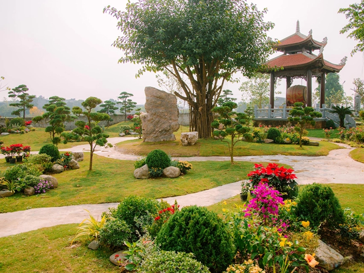 Lầu trống đặt một chiếc trống dược làm từ gỗ quý và da trâu.