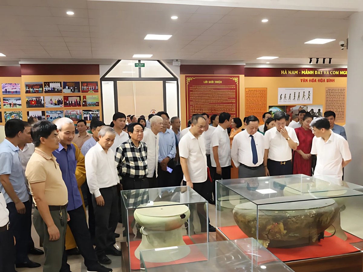 Du khách tới tham quan và nghiên cứu tại bảo tàng Hà Nam