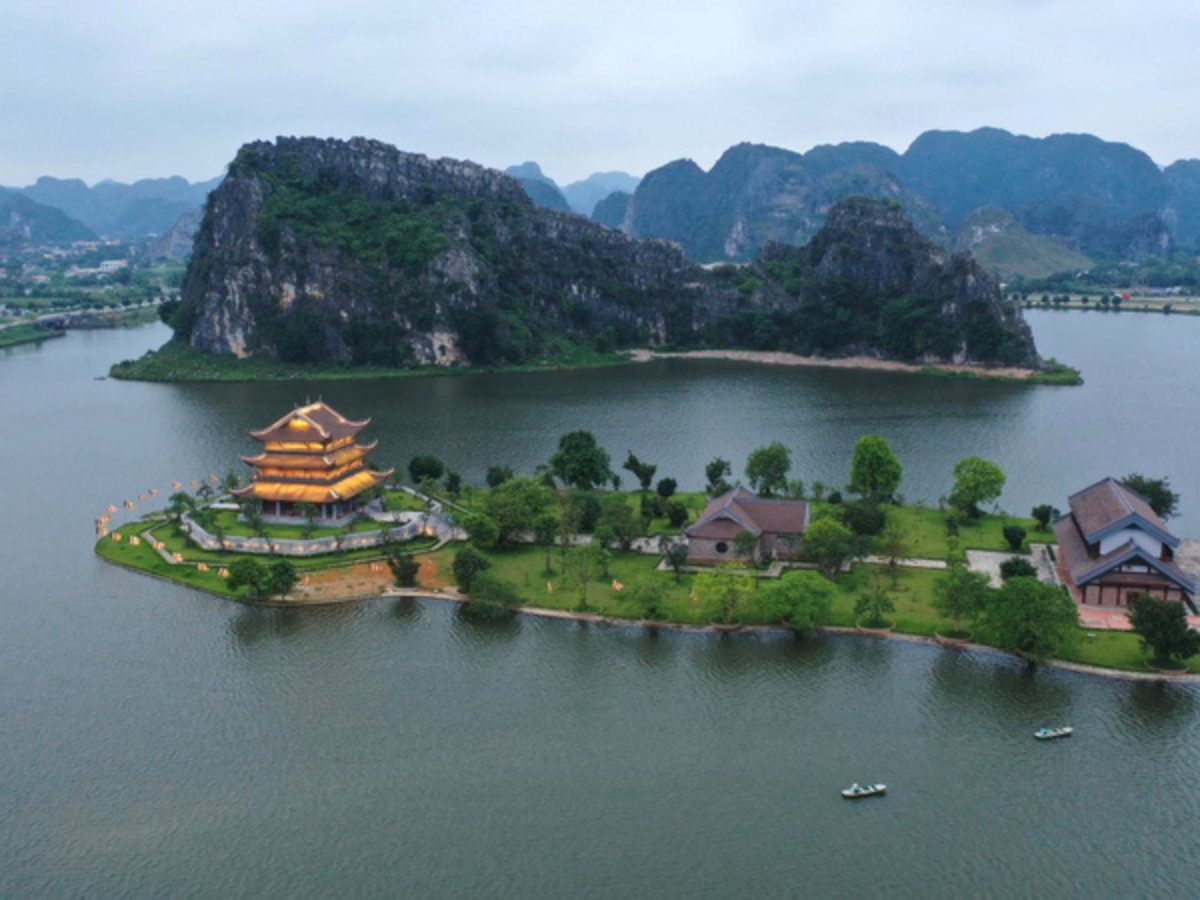 Tham quan chùa chiền và di tích lịch sử tại Bát Cảnh Sơn