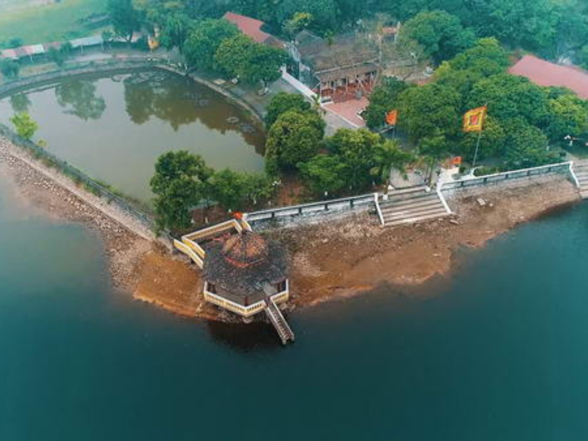 Hồ Bán Nguyệt mang vẻ đẹp cảnh sắc nên thơ