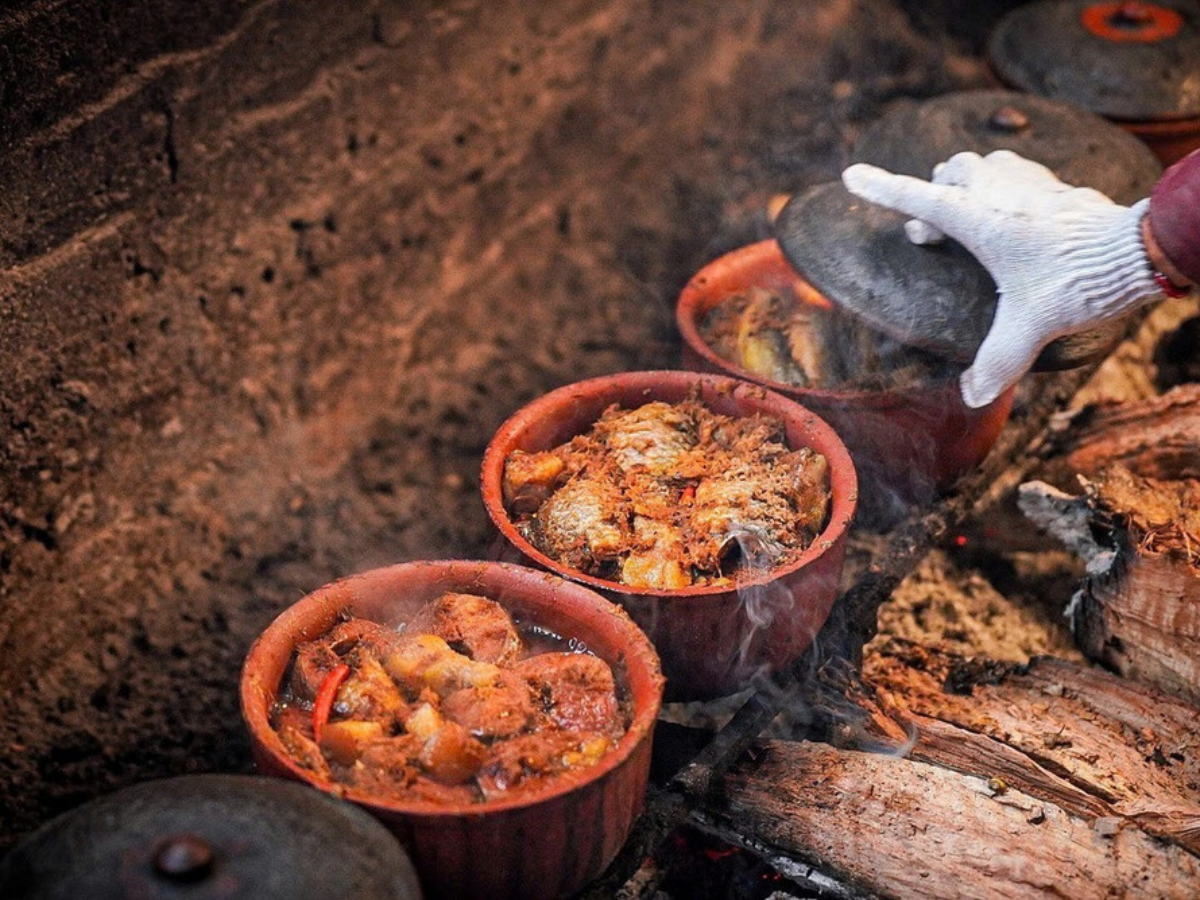Quy trình kho cá được thực hiện công phu tỉ mỉ để giữ trọn hương vị truyền thống