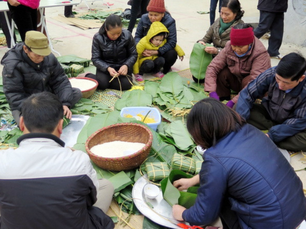 Người dân làng bánh chưng Ước Lễ hối hả gói những chiếc bánh chưng cho khách dịp lễ Tết