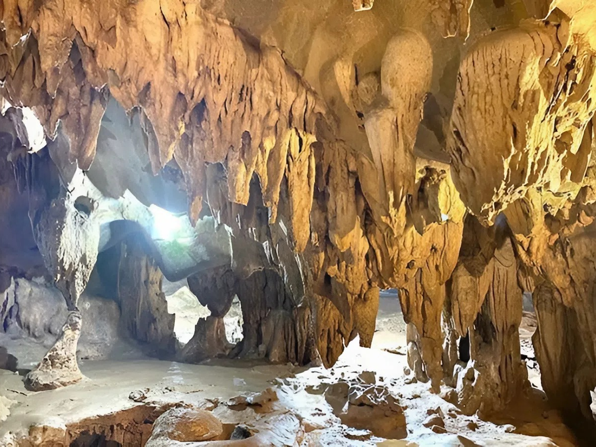 Kim Bảng nổi tiếng với phong cảnh núi đá vôi hùng vĩ và hữu tình.