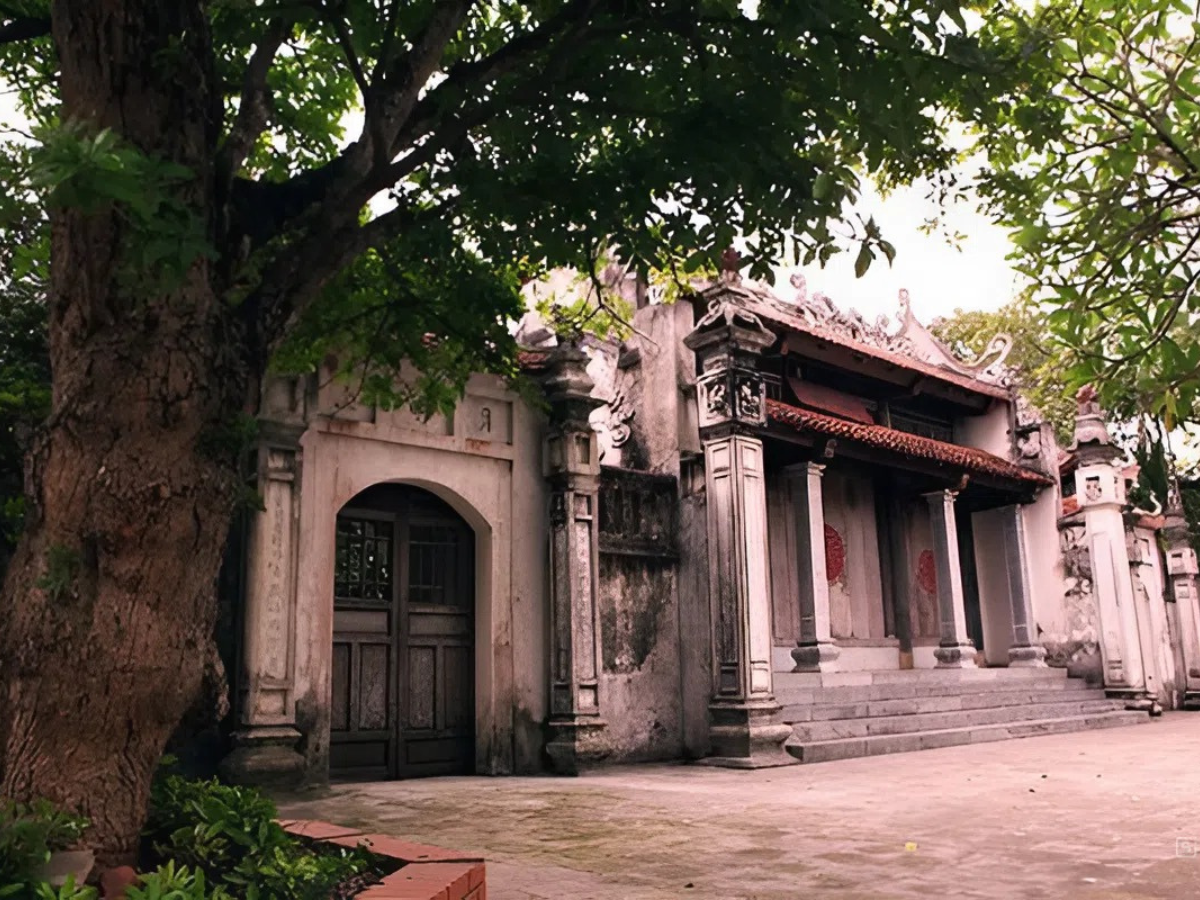 Chùa Bà Đanh nằm bên sông Đáy thanh bình, mang vẻ đẹp cổ kính và linh thiêng.