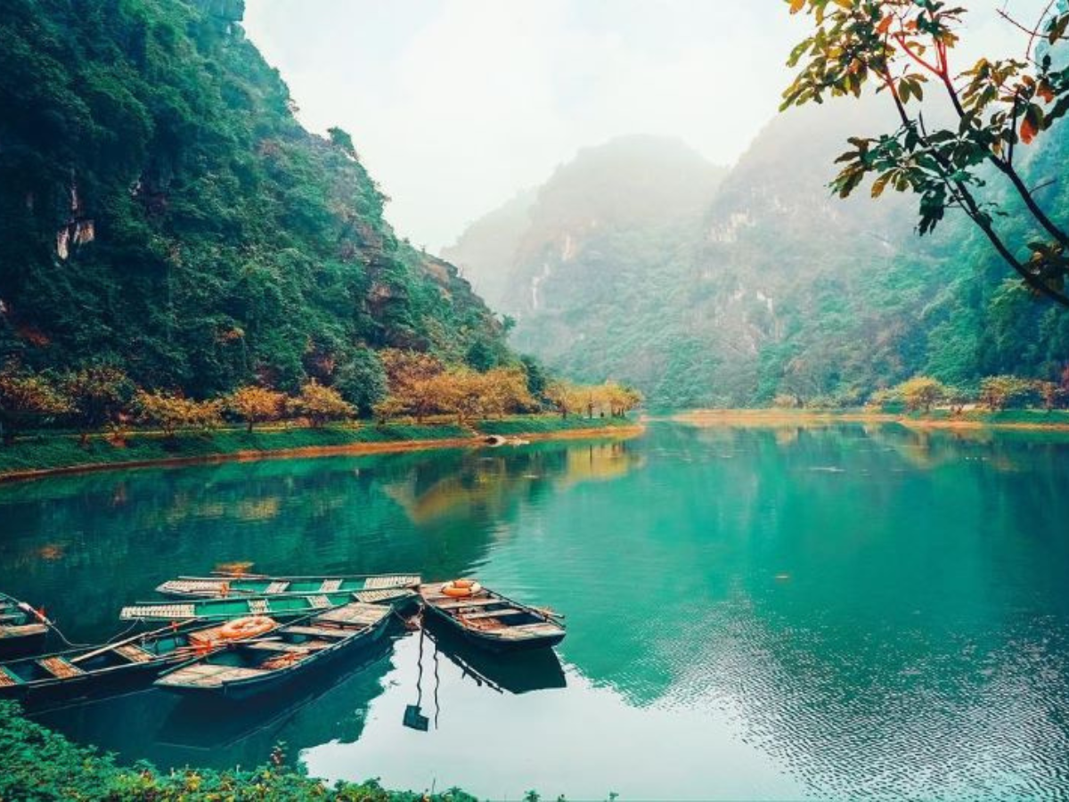 Tuyệt Tình Cốc Ninh Bình mang vẻ đẹp tĩnh lặng, nước xanh ngọc bích giữa núi đá vôi