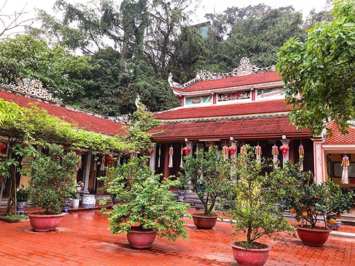 Chùa Non Nước tọa lạc bên dòng sông Đáy, nổi bật giữa cảnh sắc núi non trữ tình