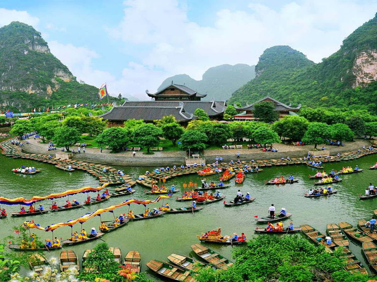Khu du lịch sinh thái Tràng An mang vẻ đẹp sông nước, hang động và di tích hòa quyện với nhau