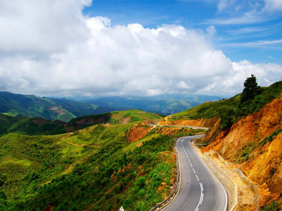 Đường đi tới đèo Tam Điệp nay đã trở nên rất thuận lợi với du khách từ bất kì đâu.