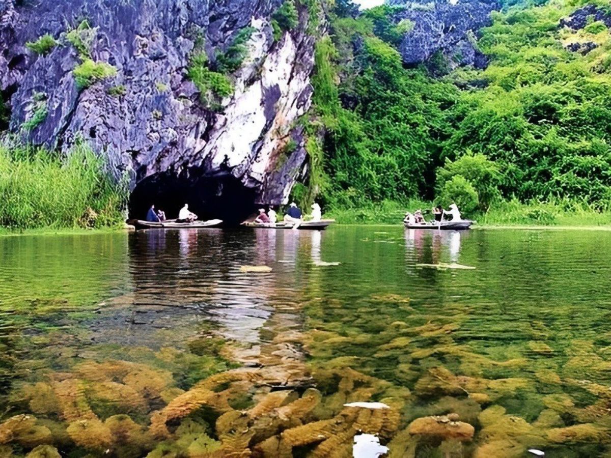 Có rất nhiều khu vực lưu trú uy tín quanh đầm Vân Long với giá cả hợp lí.