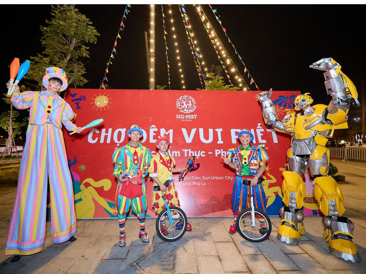 Bữa tiệc giải trí kết hợp ánh sáng đầy thú vị tại chợ đêm Vui Fest.  Đồi thông Nho Quan thực sự là lựa chọn hoàn hảo cho những ai muốn tạm rời nhịp sống hố