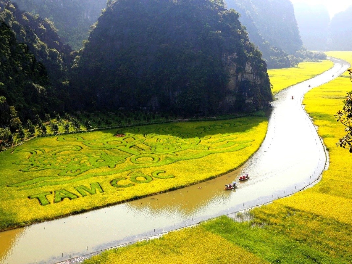 Tới Tam Cốc - Bích Động, du khách phải thử ngồi trên thuyền để thưởng ngoạn cảnh quan thiên nhiên kỳ vĩ.