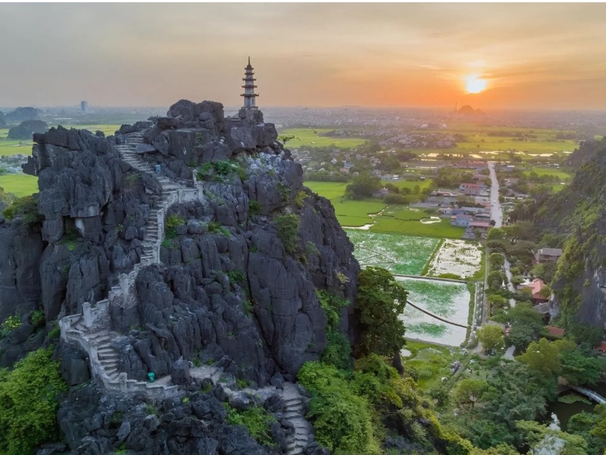 Leo gần 500 bậc đá lên đỉnh Ngọa Long chính là trải nghiệm “must-try” với bất kì ai tới Hang Múa