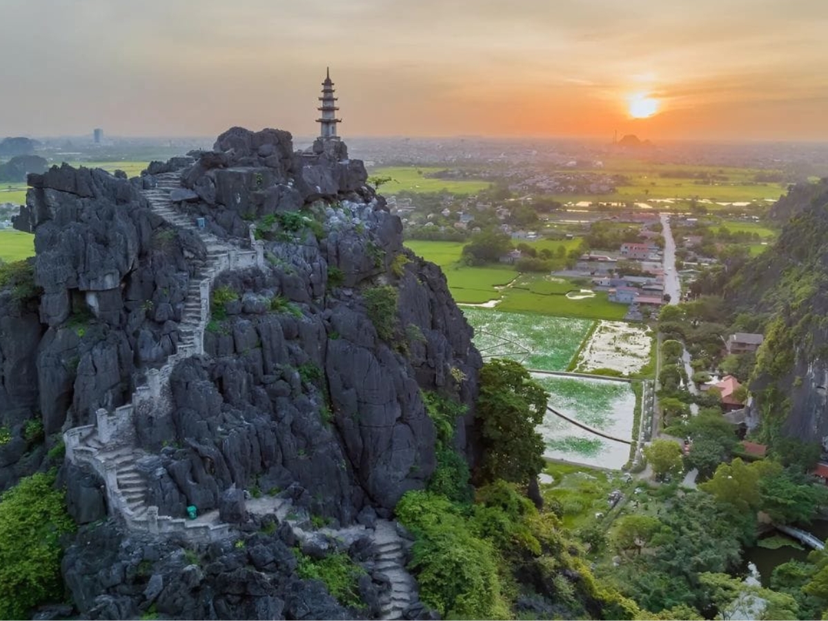 Du khách nên đứng trên đỉnh Ngọa Long, phóng tầm nhìn chung quanh để cảm nhận sự kì vĩ của thiên nhiên.