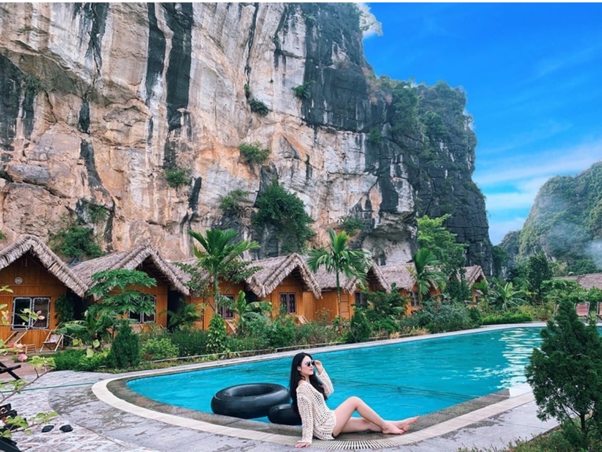 Khu nghỉ dưỡng Emeralda Resort Ninh Binh với kiến trúc bungalow độc đáo, tọa lạc bên hồ bơi ngoài trời và bao quanh là vách núi đá vôi sừng sững.