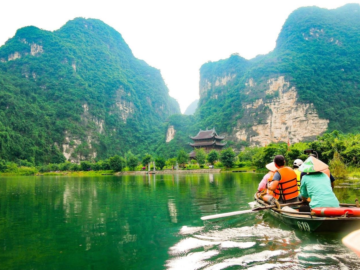 Đi thuyền, ngắm cảnh núi non, sông nước hùng vĩ tại Tràng An.