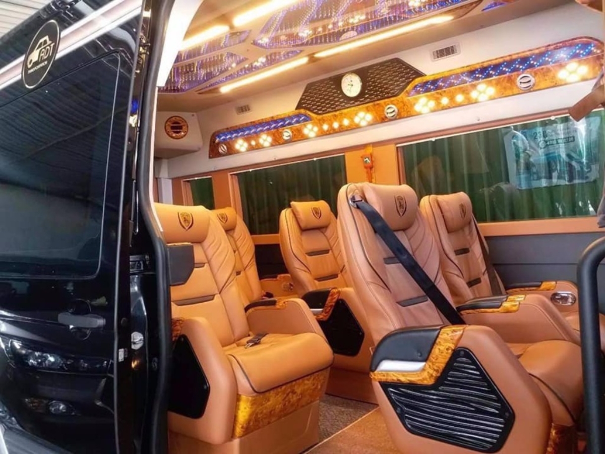 Xe limousine đón trả khách tận nơi, mang đến sự tiện lợi, thoải mái cho hành khách.