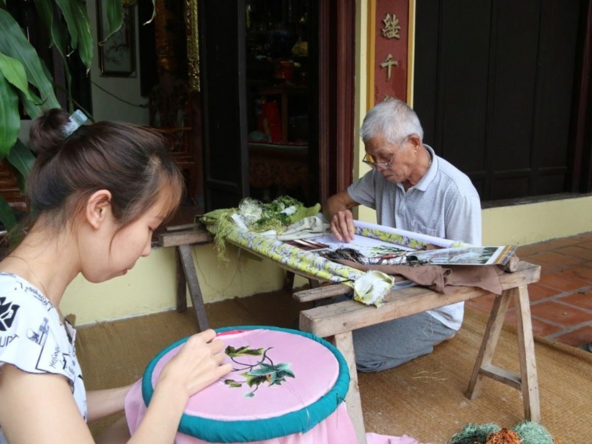 Du khách sẽ được tham quan và tìm hiểu về quá trình làm sản phẩm ren