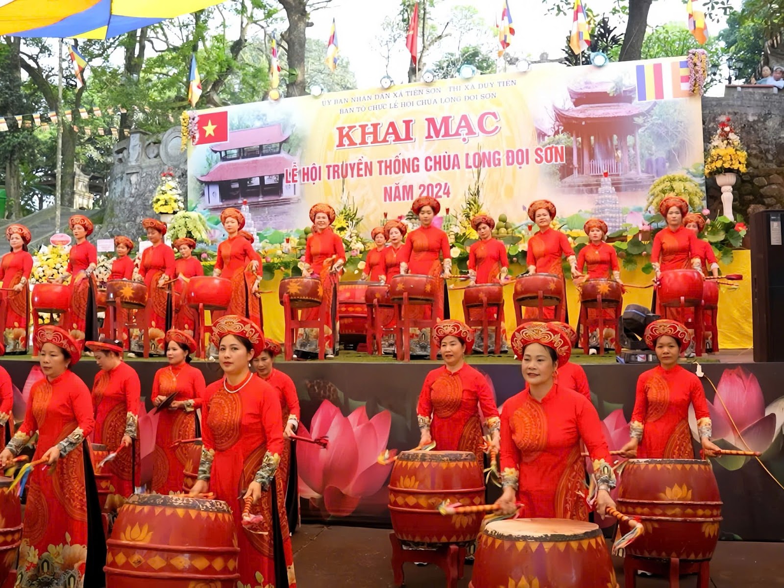 Không khí rộn ràng, vui tươi, náo nhiệt tại chùa Đọi vào mùa lễ hội