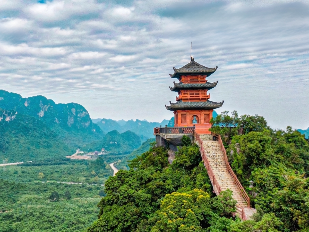 Trải nghiệm leo núi tại núi chùa Thôn Châu là điều không thể bỏ qua