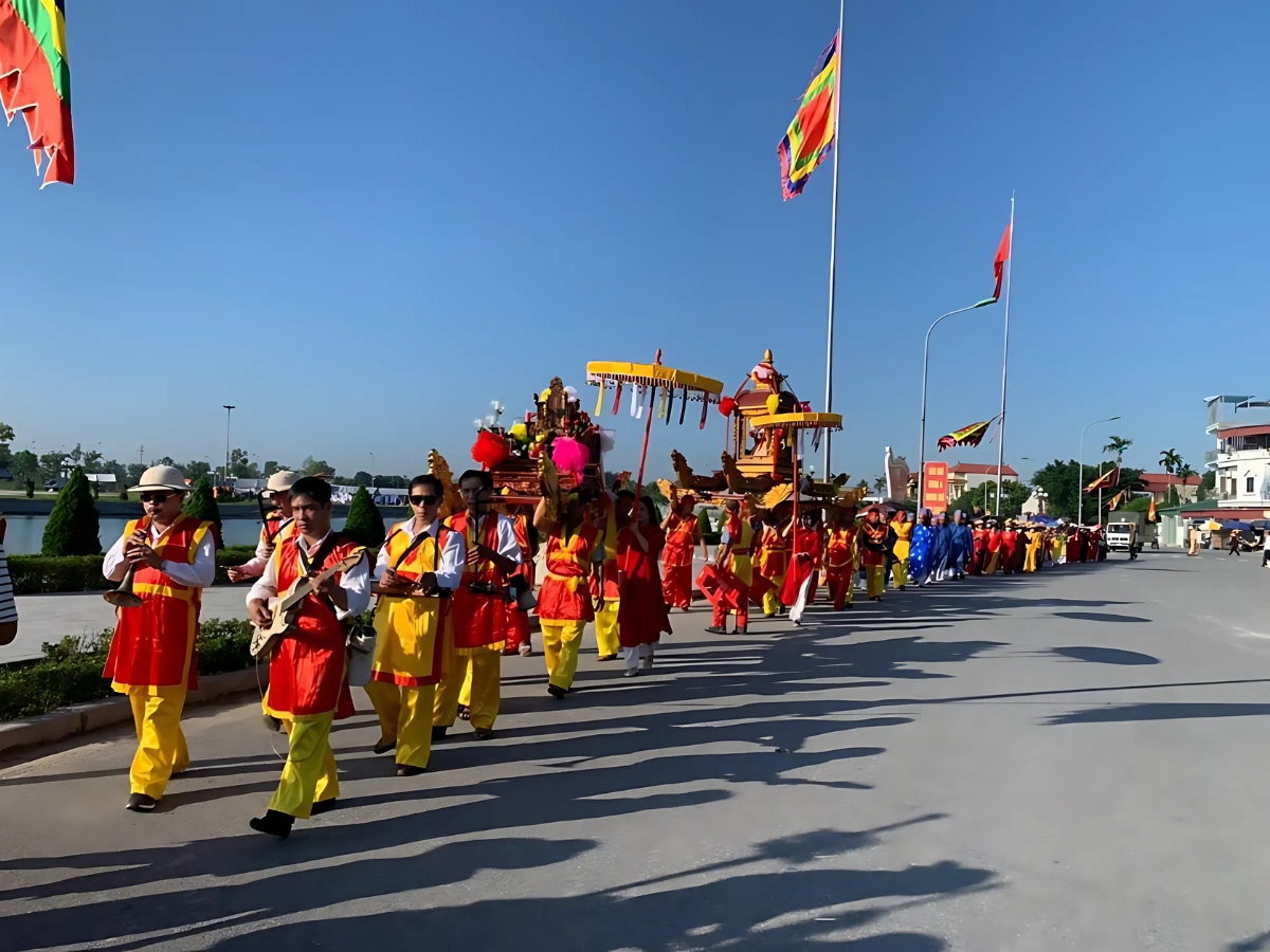 Lễ hội Đền Trần Thương thu hút du khách tứ xứ tham gia, tạo ra không gian văn hóa giao thoa phong phú