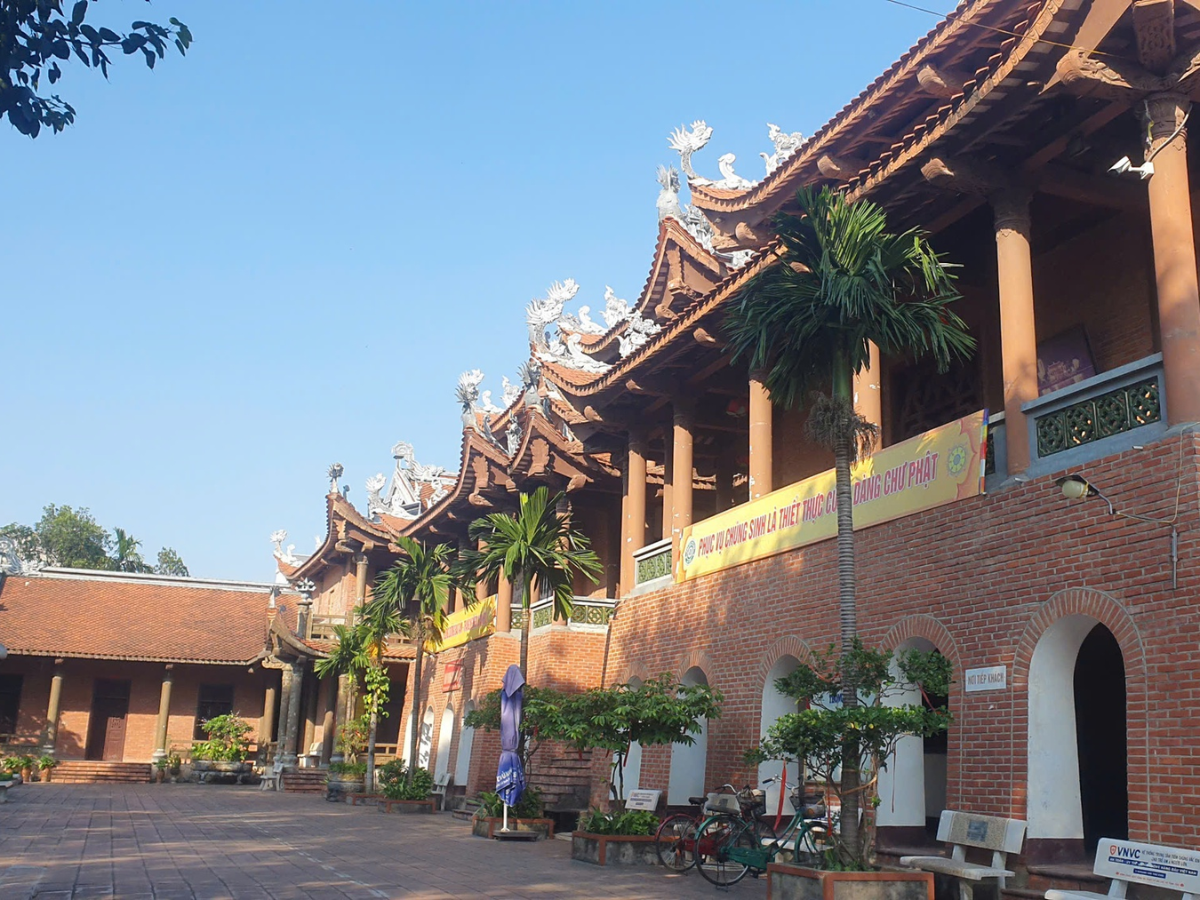 Không gian chùa Bầu rộng rãi cho du khách check-in.