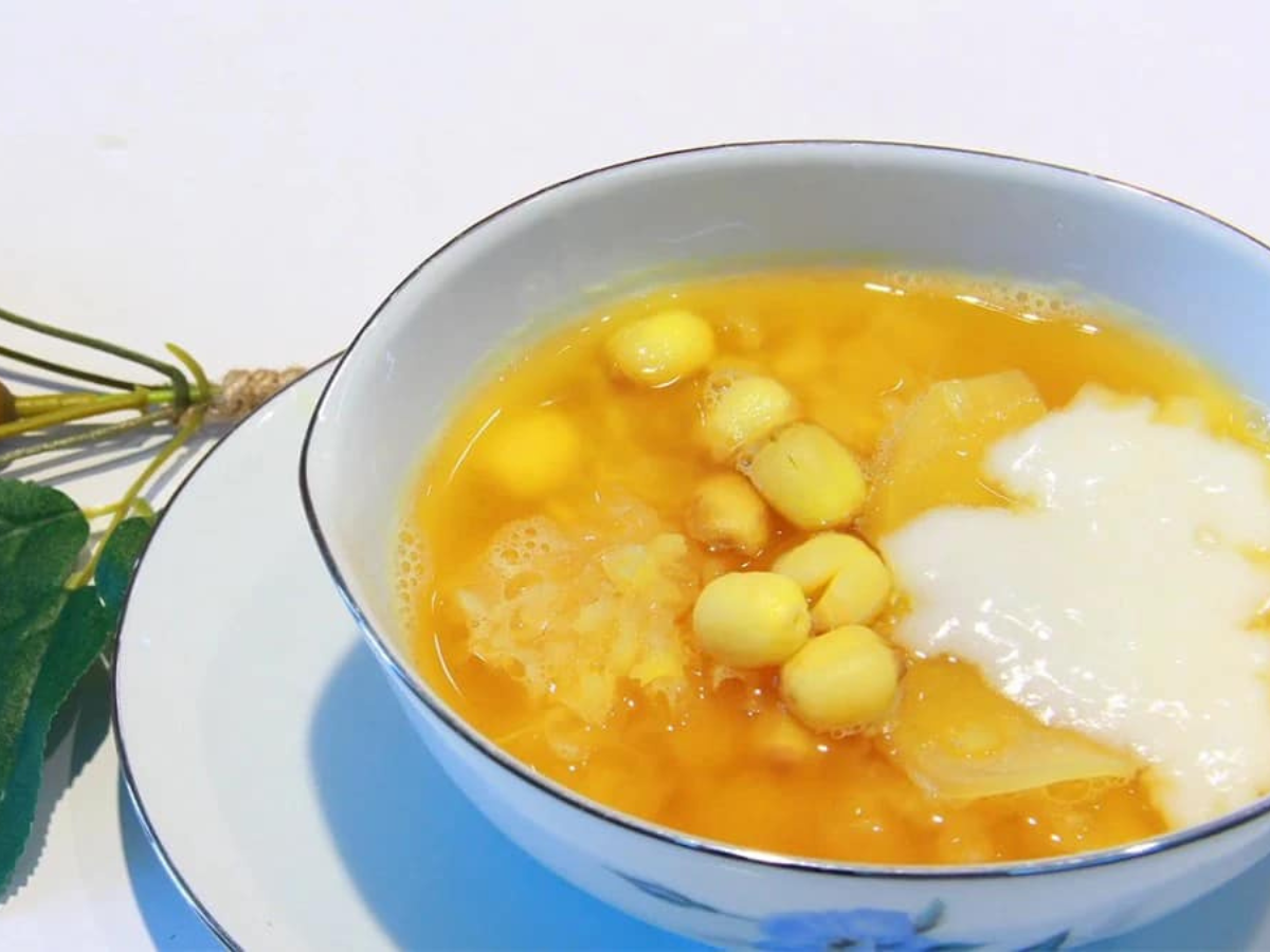 Chén chè hạt sen kết hợp cùng nước dừa thơm ngon