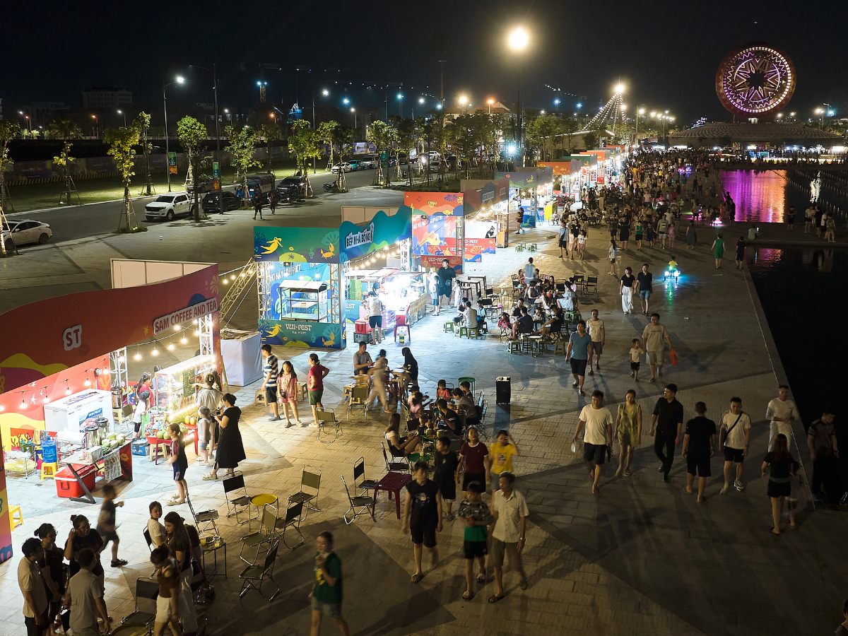 Du khách tận hưởng không khí nhộn nhịp tại chợ đêm VUI-Fest.
