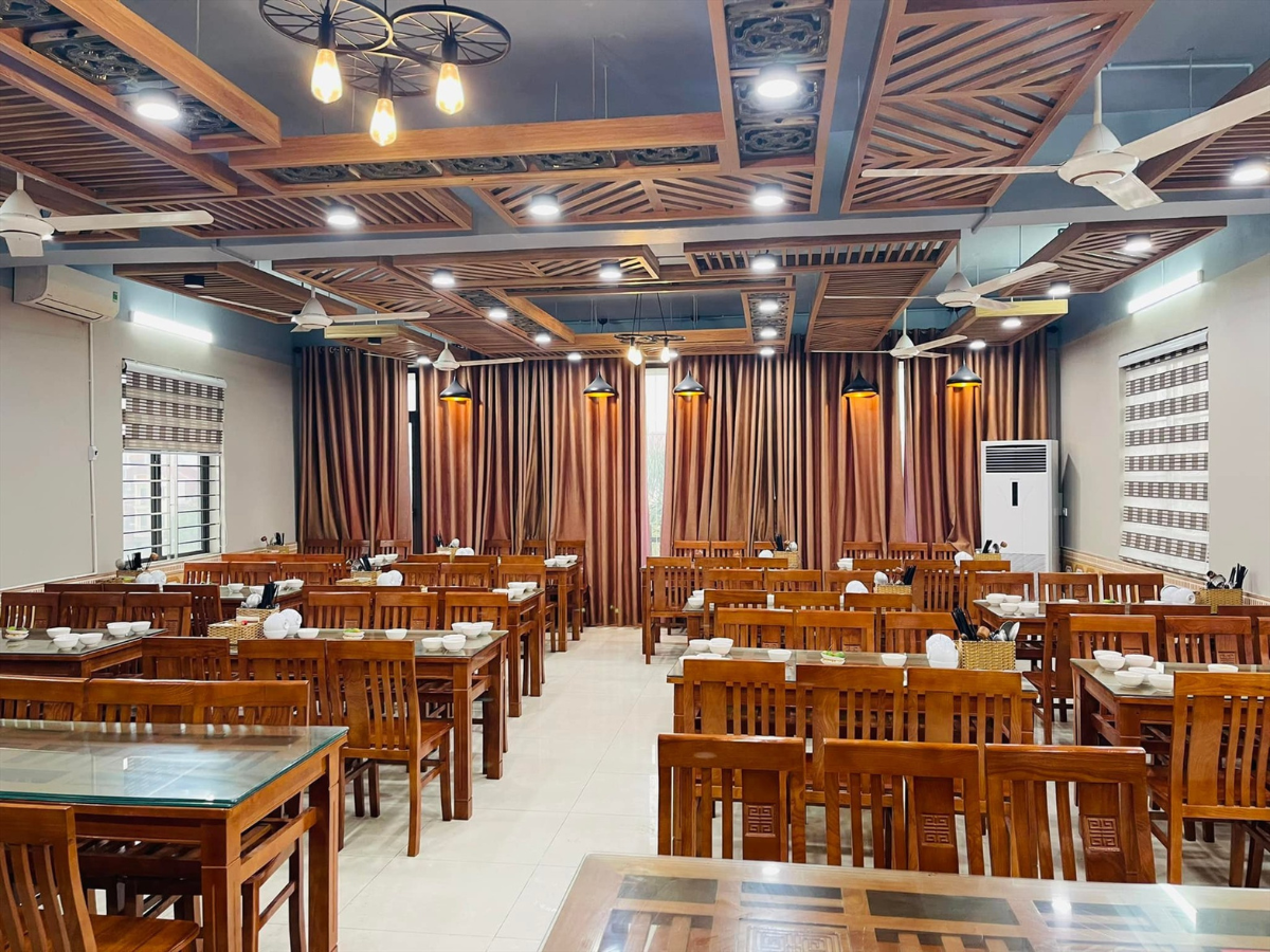 Khu vực ăn dành cho du khách tại nhà hàng Lá Cọ 2