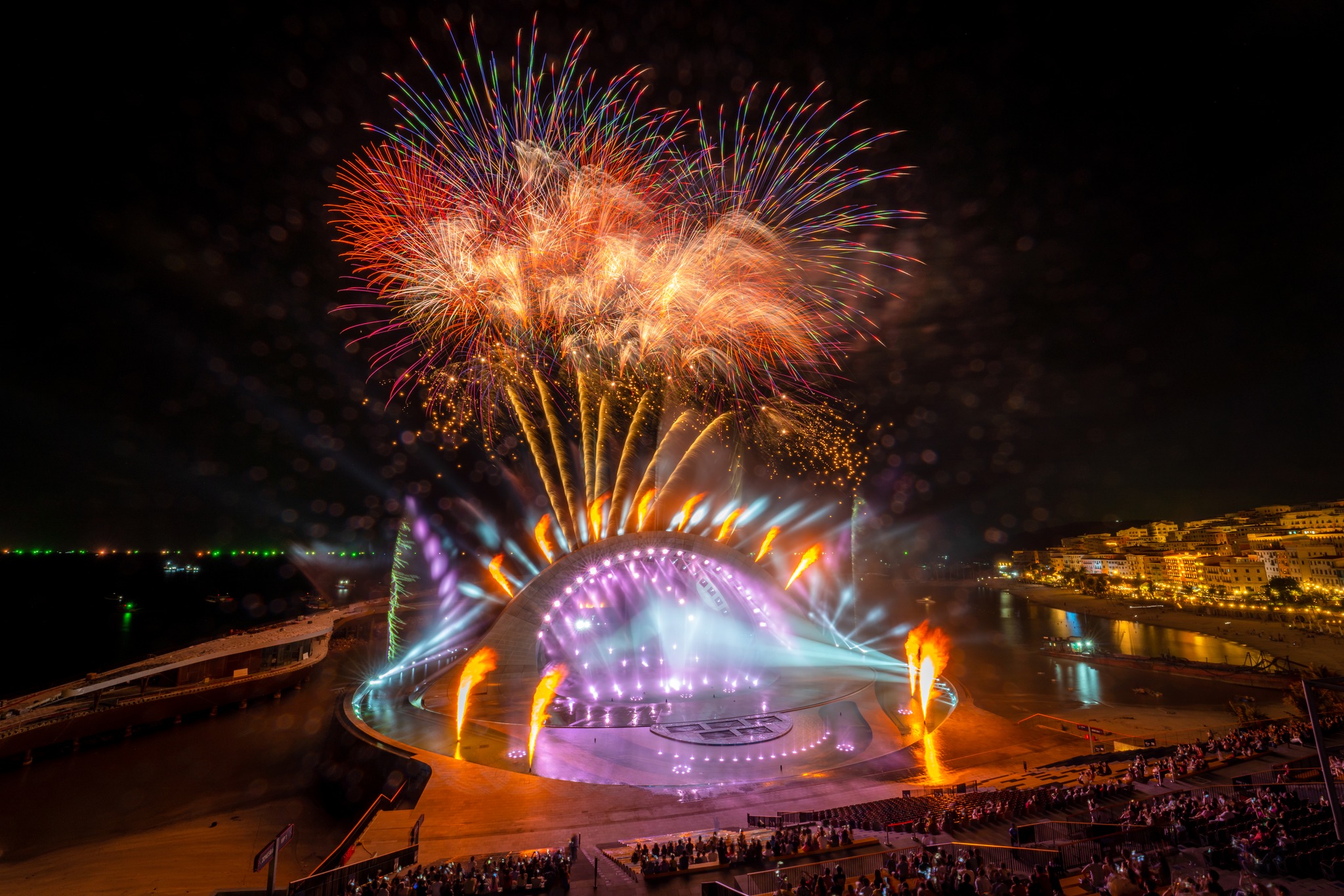 Xem pháo hoa tuyệt đẹp từ khán đài show diễn Kiss of the Sea