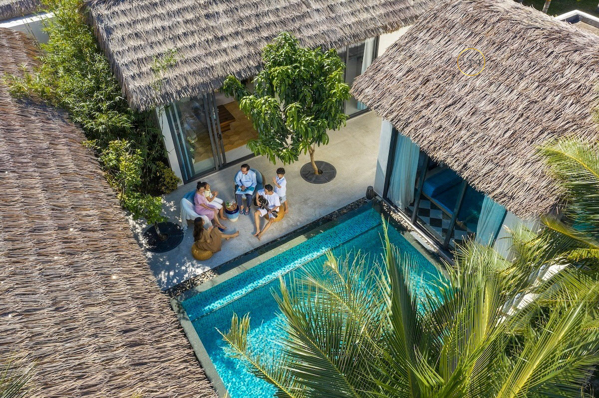 premier-residences-phu-quoc-emerald-bay-vast-infinity-pool-overlooking-the-emerald-ocean