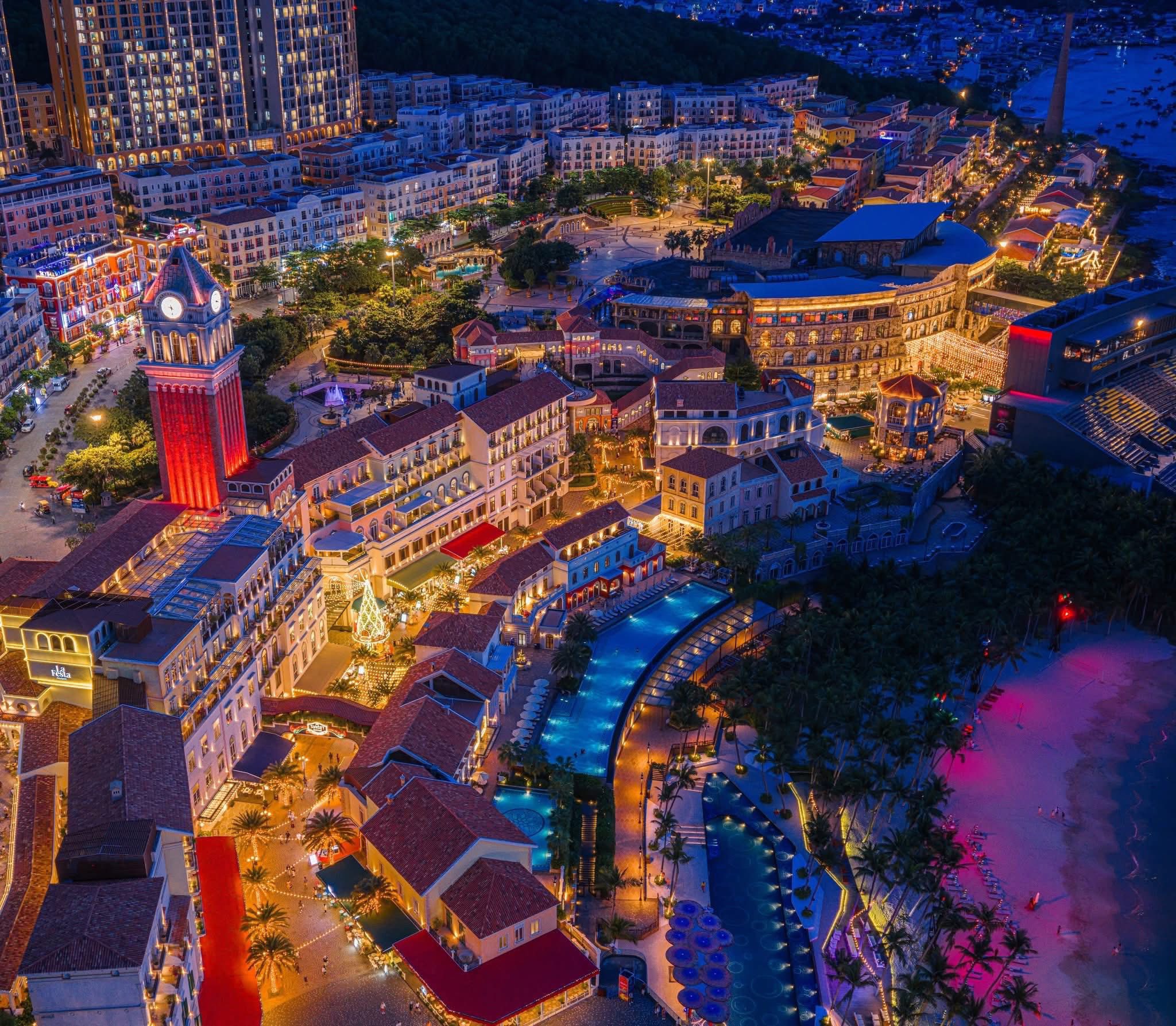 Ngay từ cuối tháng 11, Thị trấn Hoàng Hôn đã khoác lên mình vẻ lung linh của mùa lễ Giáng sinh