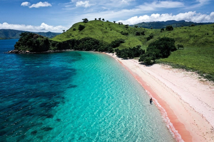 Pink-hued sand meets clear blue water at Komodo’s Pink Beach (Photo: Collected)