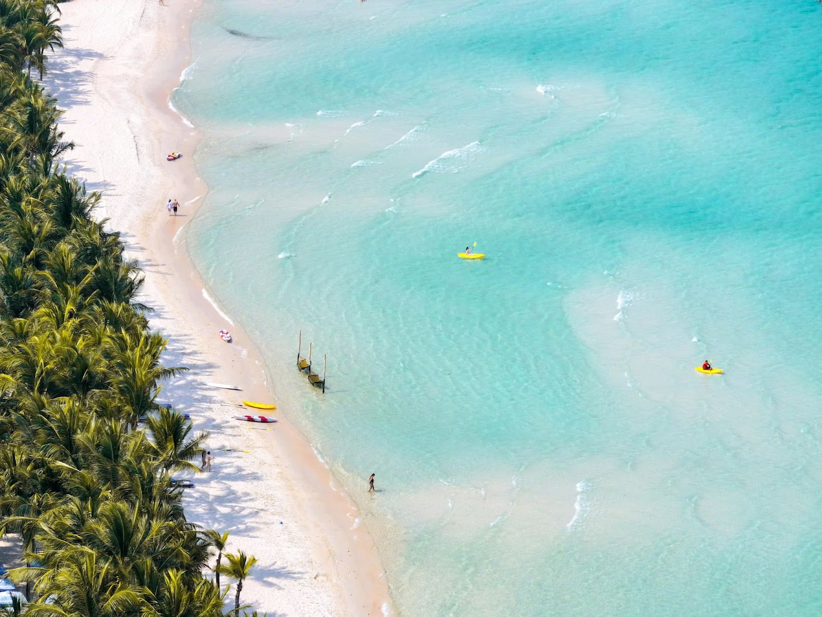 The tranquil curve of Kem Beach glows in the morning light. (Photo: collected)
