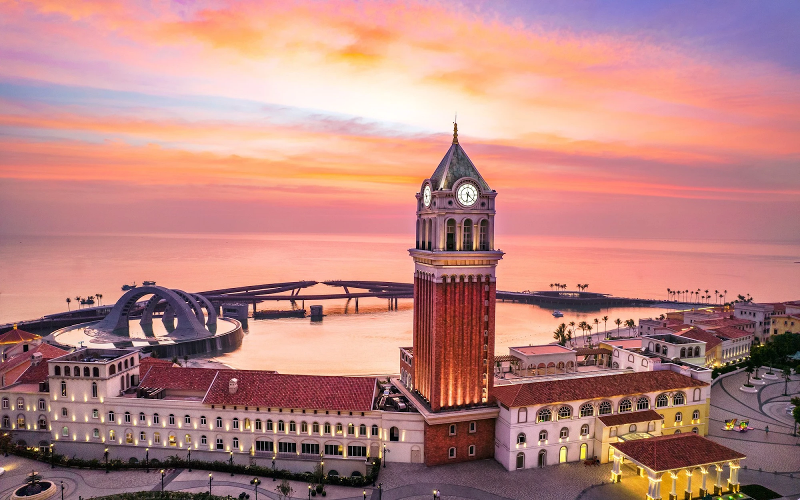 The pastel hues of Sunset Town glow under the Phu Quoc sun. (Photo: collected)