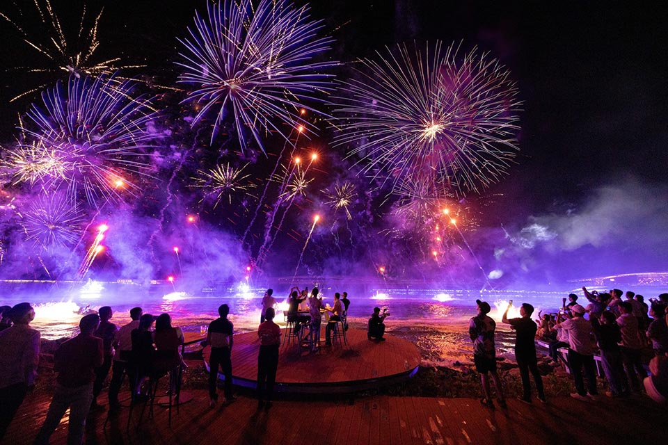 Bản giao hưởng đại dương mang đến đại tiệc của ánh sáng, âm thanh, vũ đạo…