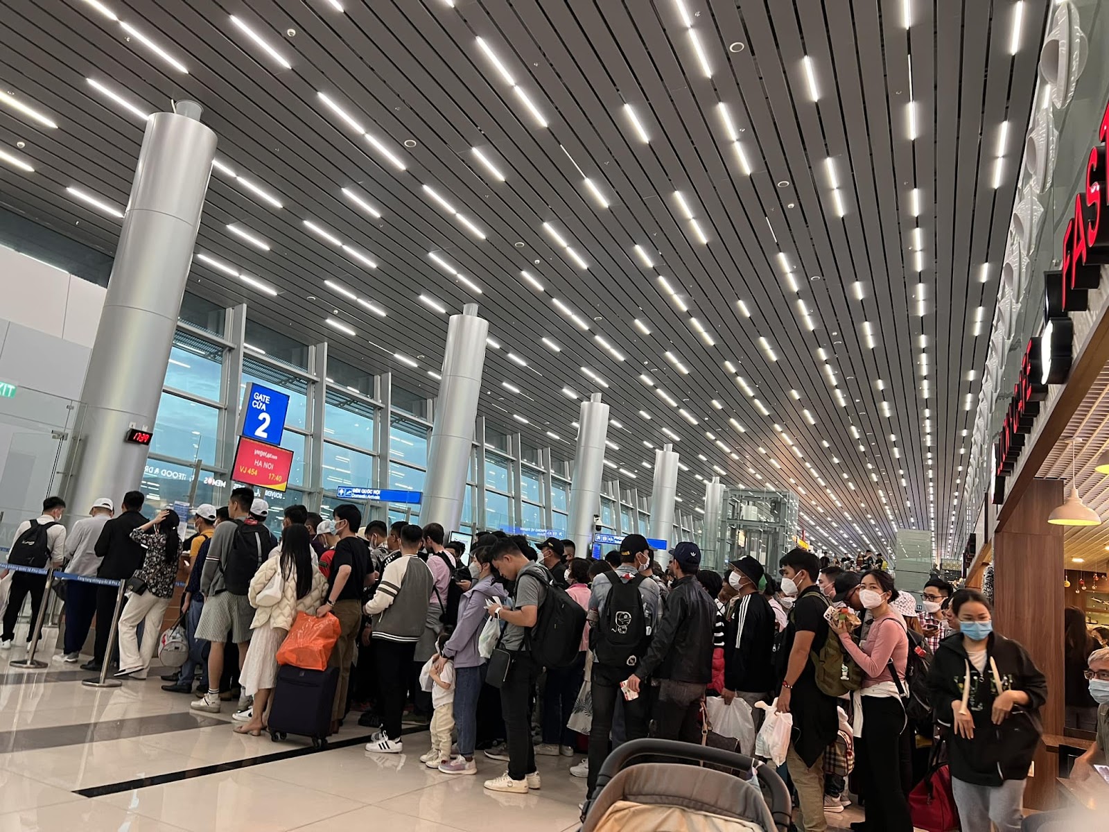 Khách du lịch đến sân bay Phú Quốc đông đúc vào mùa cao điểm.