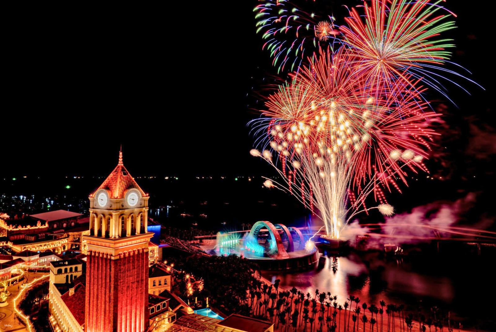 Show diễn ngập tràn ánh sáng và rực rỡ pháo hoa tại Thị trấn Hoàng Hôn.