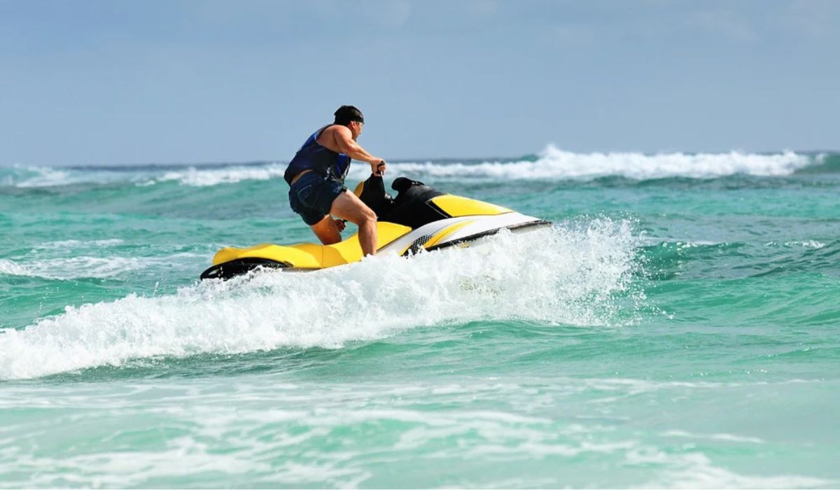 Trải nghiệm lái mô tô nước độc đáo trên đảo Hòn Thơm.