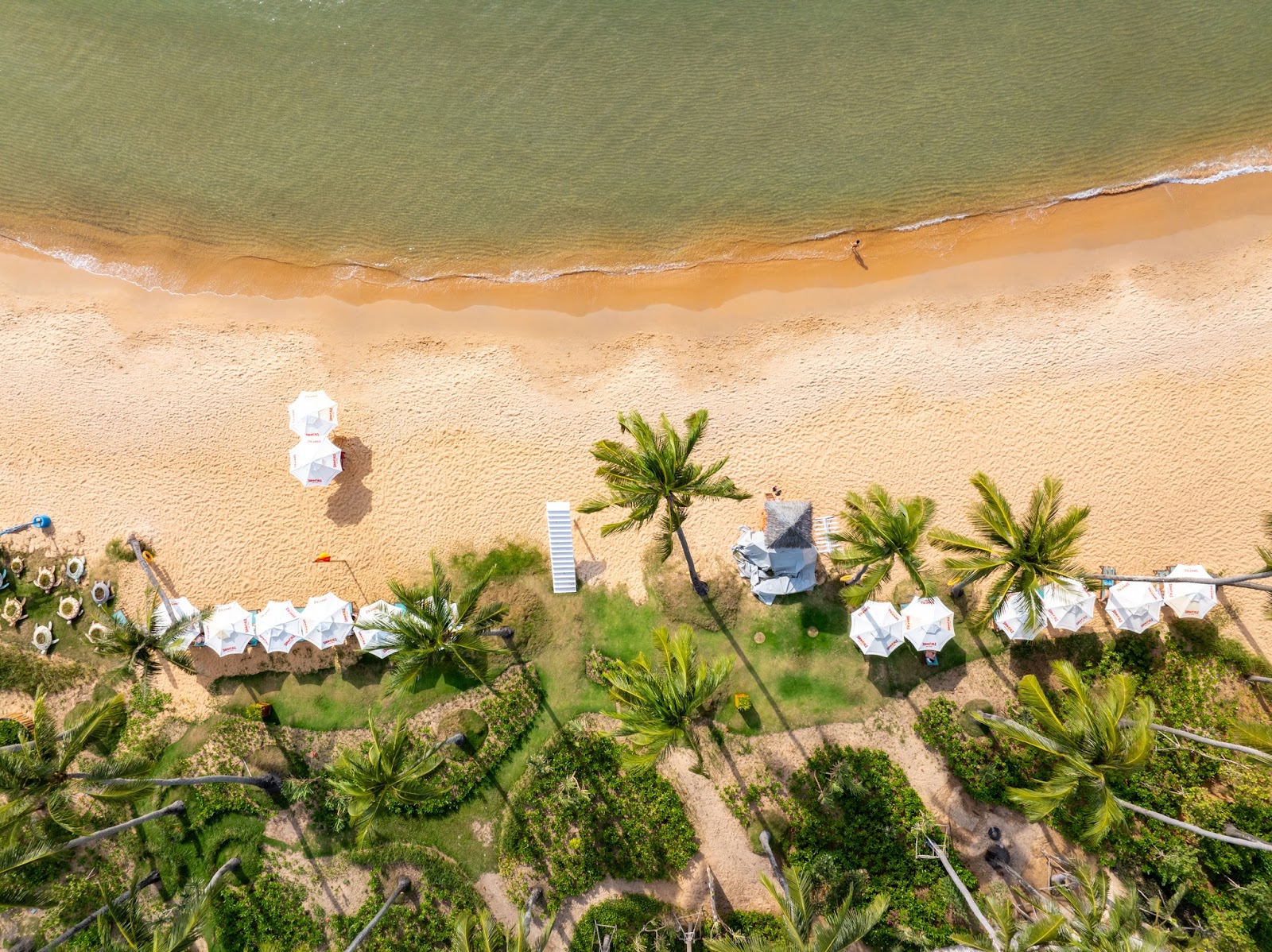 Bãi biển với cát trắng mịn trải dải tại đảo Phú Quốc.