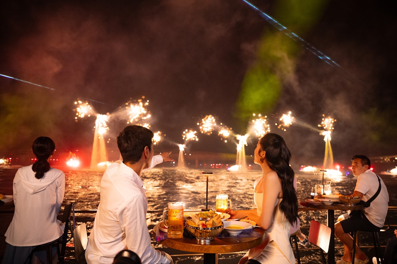 Khung cảnh ăn tối lãng mạn chỉ có tại Thị trấn Hoàng Hôn.