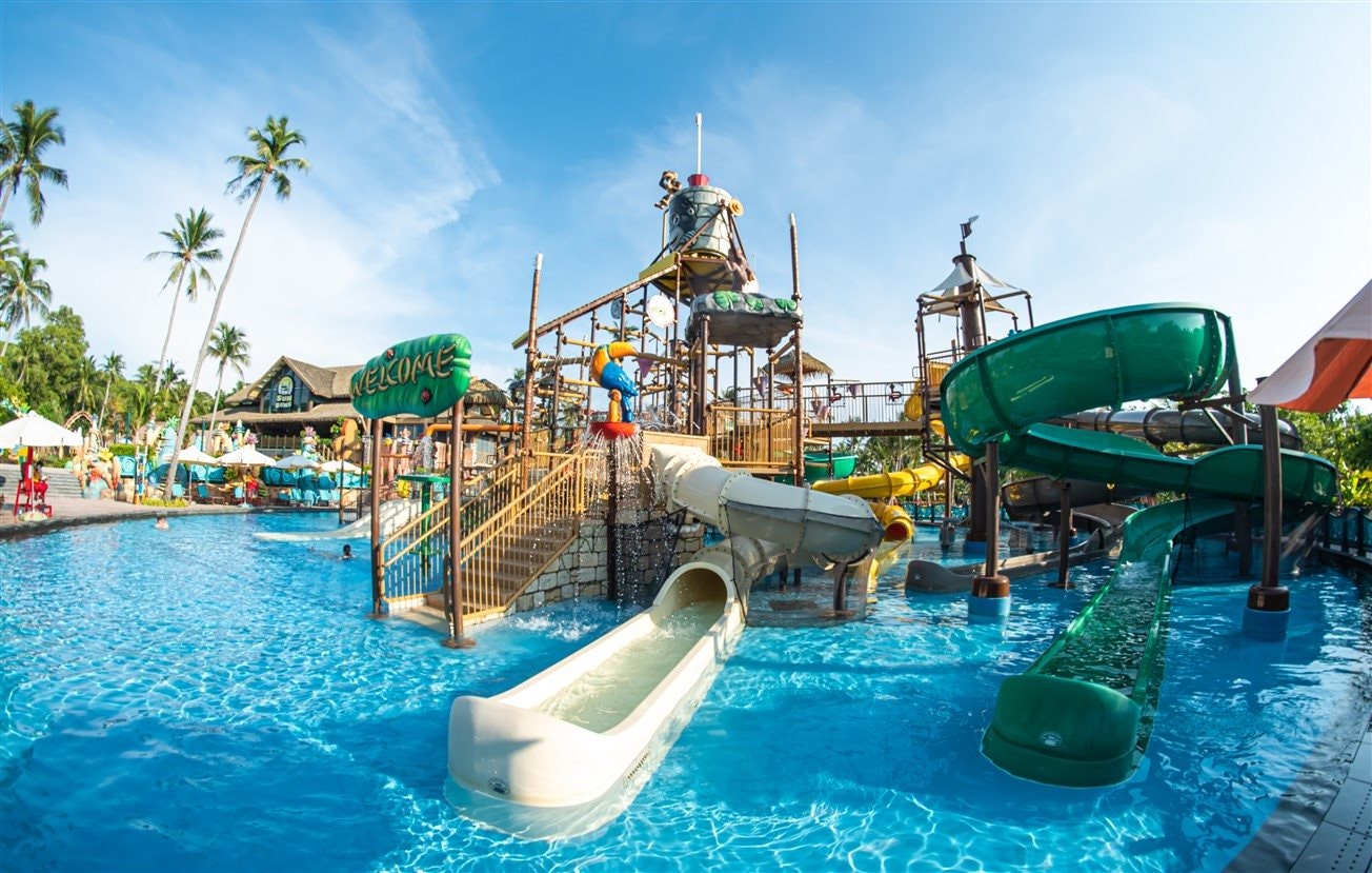 Những trò chơi thú vị tại công viên nước Aquatopia.