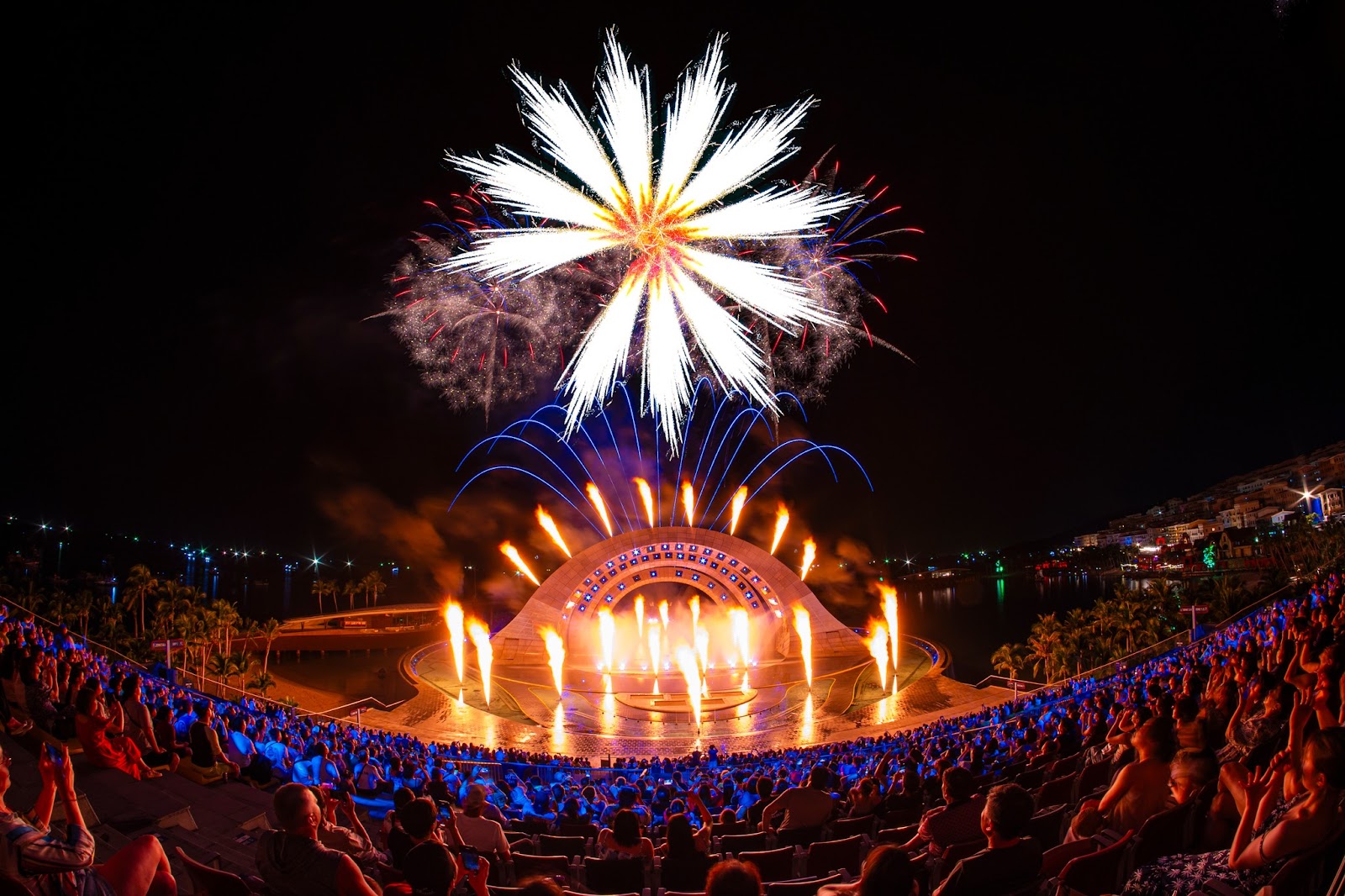 Màn pháo hoa rực rỡ tại Thị trấn Hoàng Hôn.