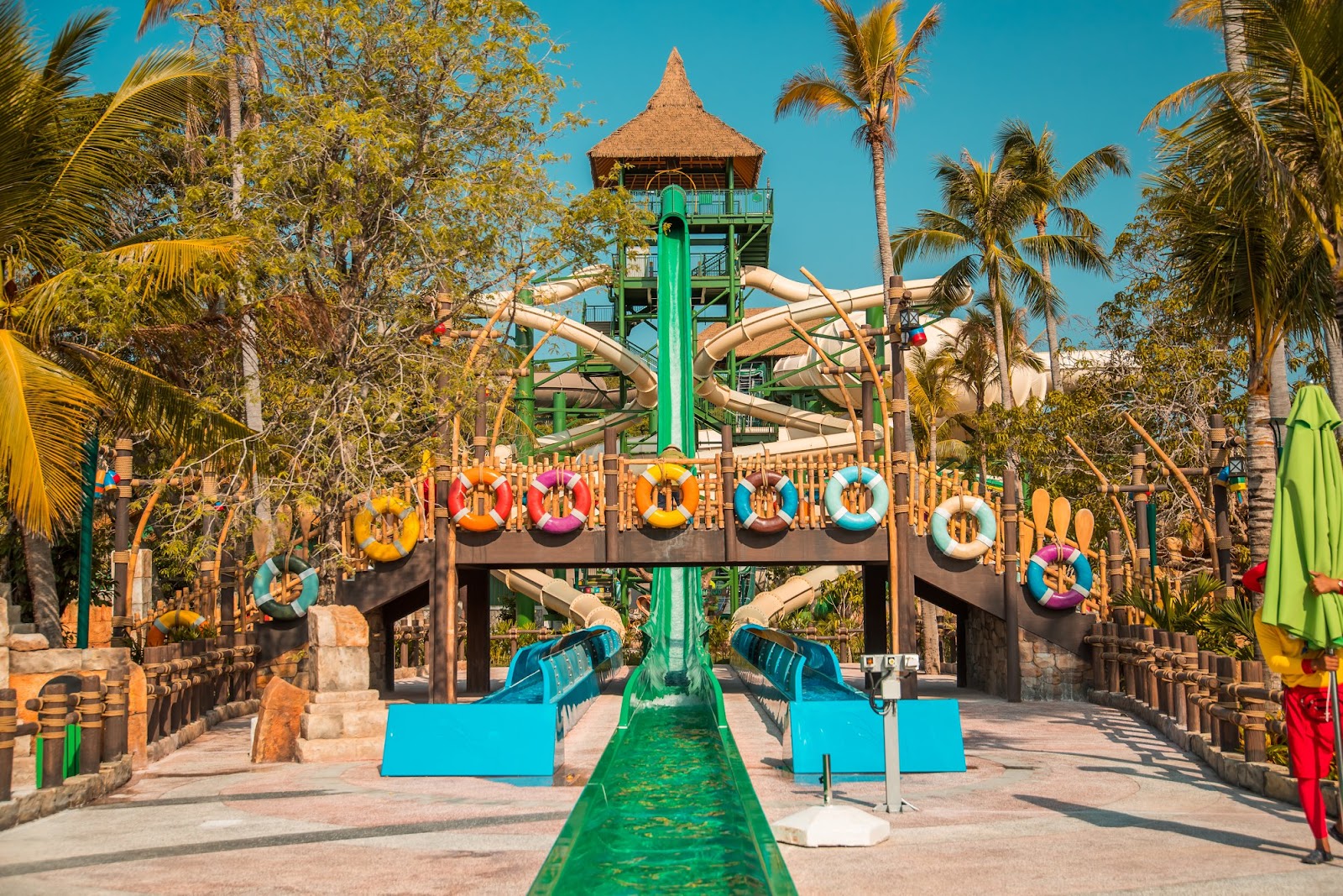 Những đường trượt nước đầy thử thách tại khu trò chơi mạo hiểm.