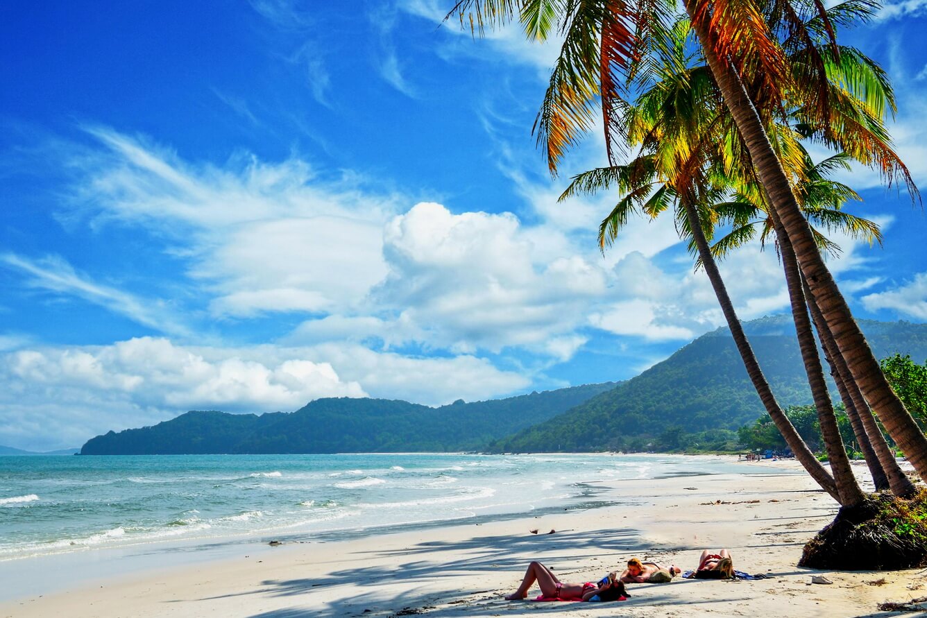 Bãi biển cát mịn đặc trưng tại đảo Phú Quốc.